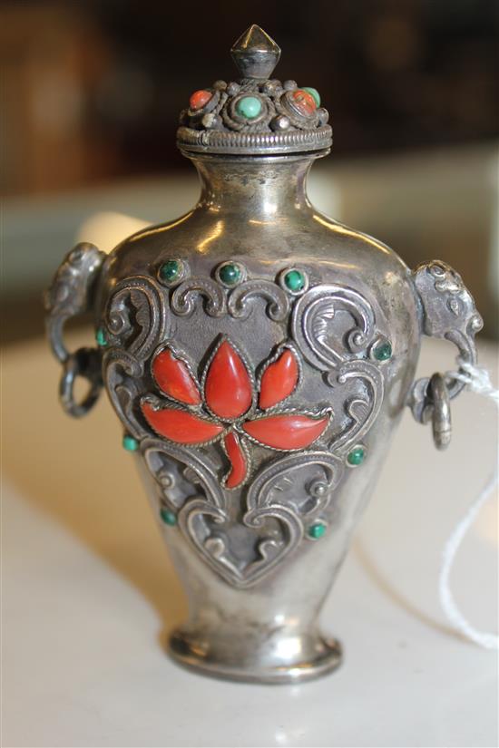 Tibetan style silver, coral and turquoise mounted snuff bottle, stopper, early 20th C(-)